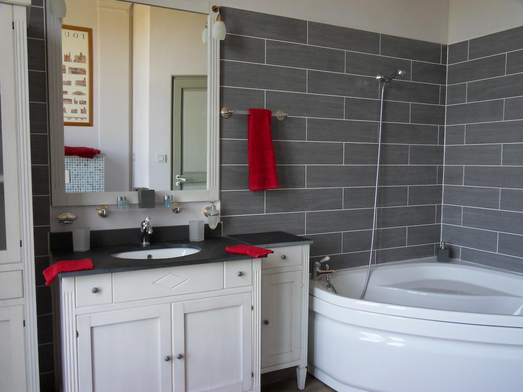 Chateau De Clermont-Saves Bed & Breakfast L'Isle-Jourdain  Room photo
