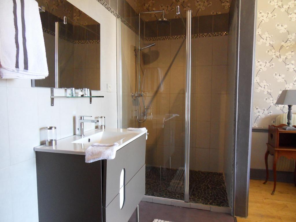Chateau De Clermont-Saves Bed & Breakfast L'Isle-Jourdain  Room photo
