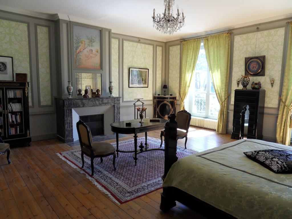Chateau De Clermont-Saves Bed & Breakfast L'Isle-Jourdain  Room photo