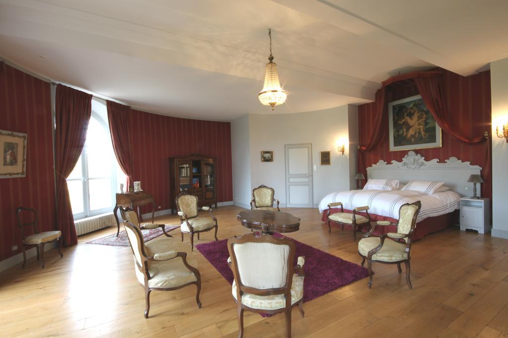 Chateau De Clermont-Saves Bed & Breakfast L'Isle-Jourdain  Room photo
