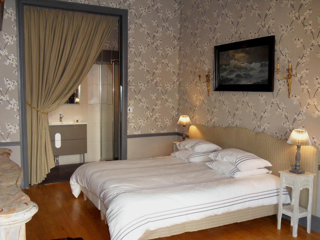 Chateau De Clermont-Saves Bed & Breakfast L'Isle-Jourdain  Room photo